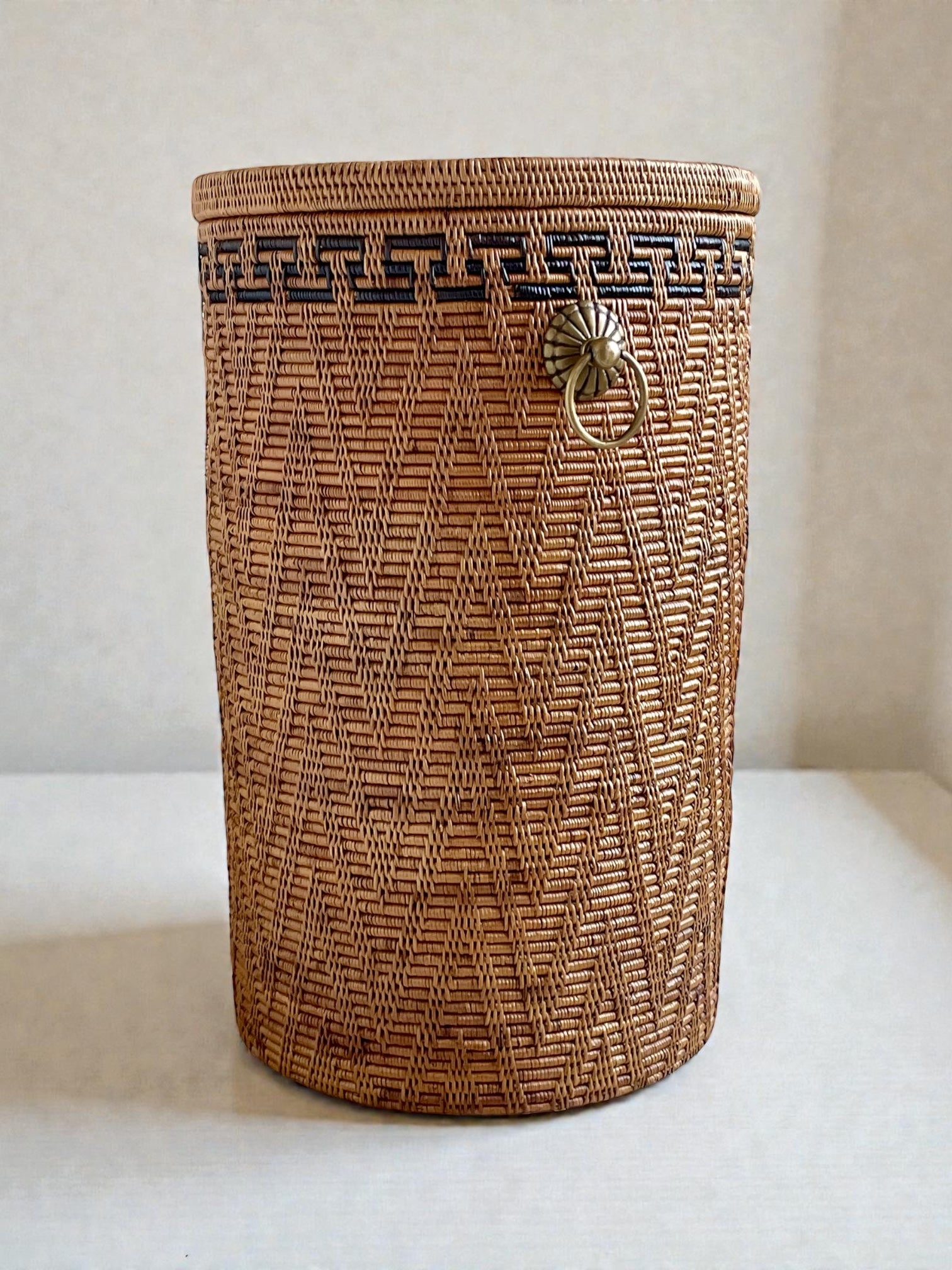 BAI-236SIN-M 真鍮取っ手蓋付き円柱バスケット(模様あり・φ30×H50)無料配送