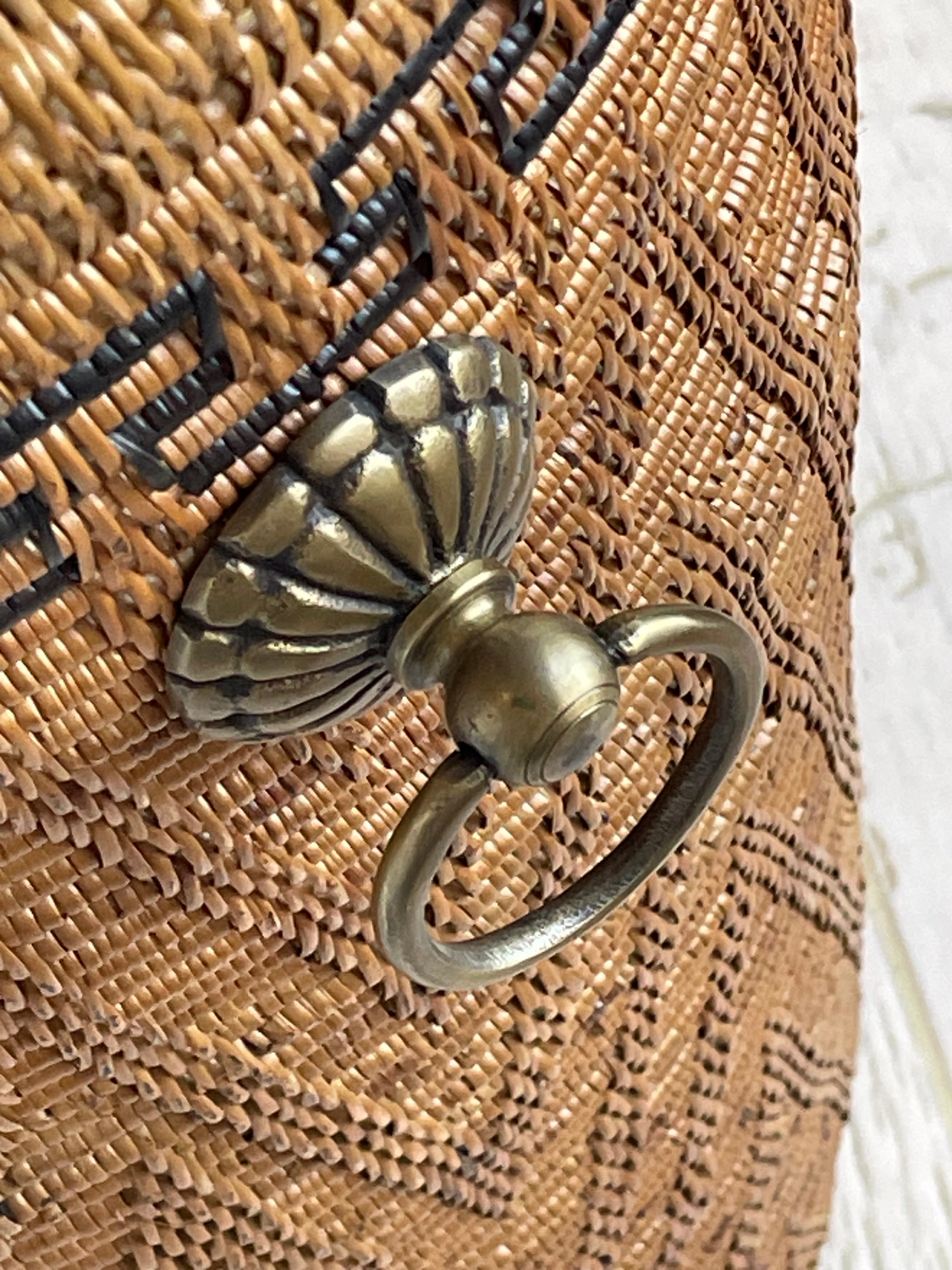 BAI-236SIN-M　真鍮取っ手蓋付き円柱バスケット（模様あり・φ30×H50）無料配送